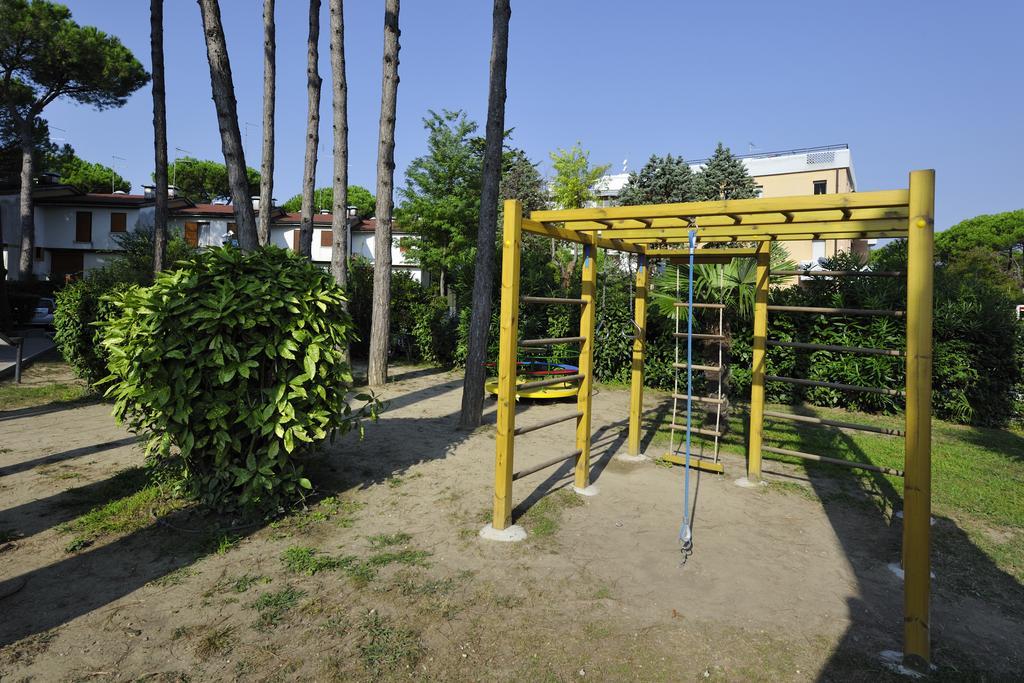 Hotel Vina De Mar Lignano Sabbiadoro Bagian luar foto
