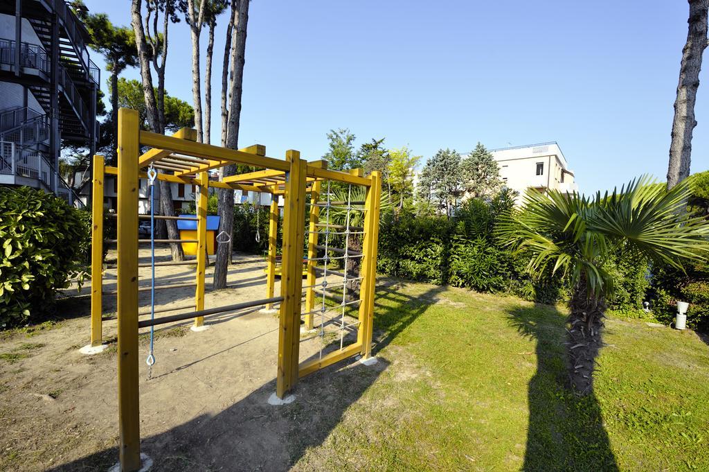 Hotel Vina De Mar Lignano Sabbiadoro Bagian luar foto