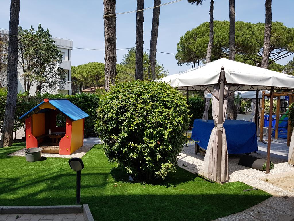 Hotel Vina De Mar Lignano Sabbiadoro Bagian luar foto