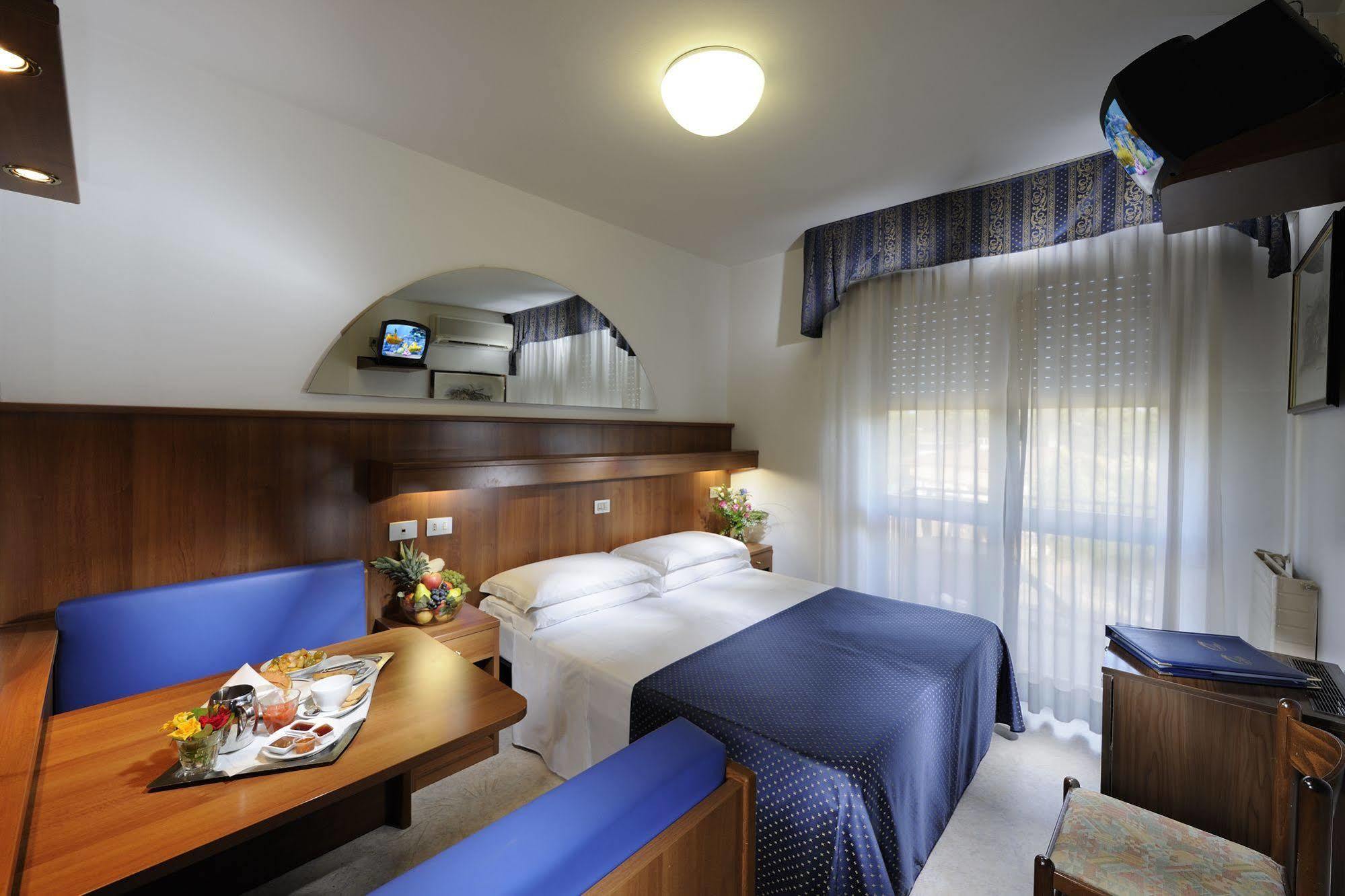 Hotel Vina De Mar Lignano Sabbiadoro Bagian luar foto