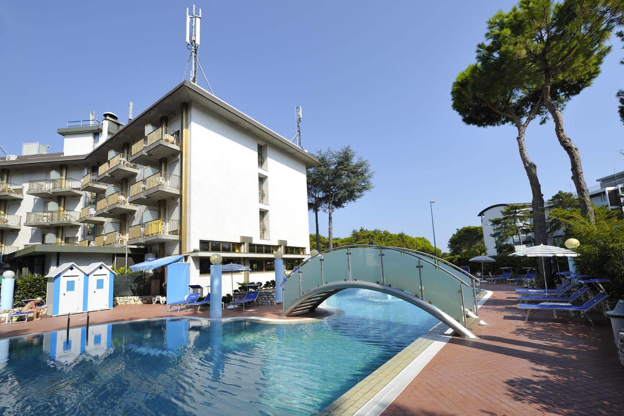 Hotel Vina De Mar Lignano Sabbiadoro Bagian luar foto