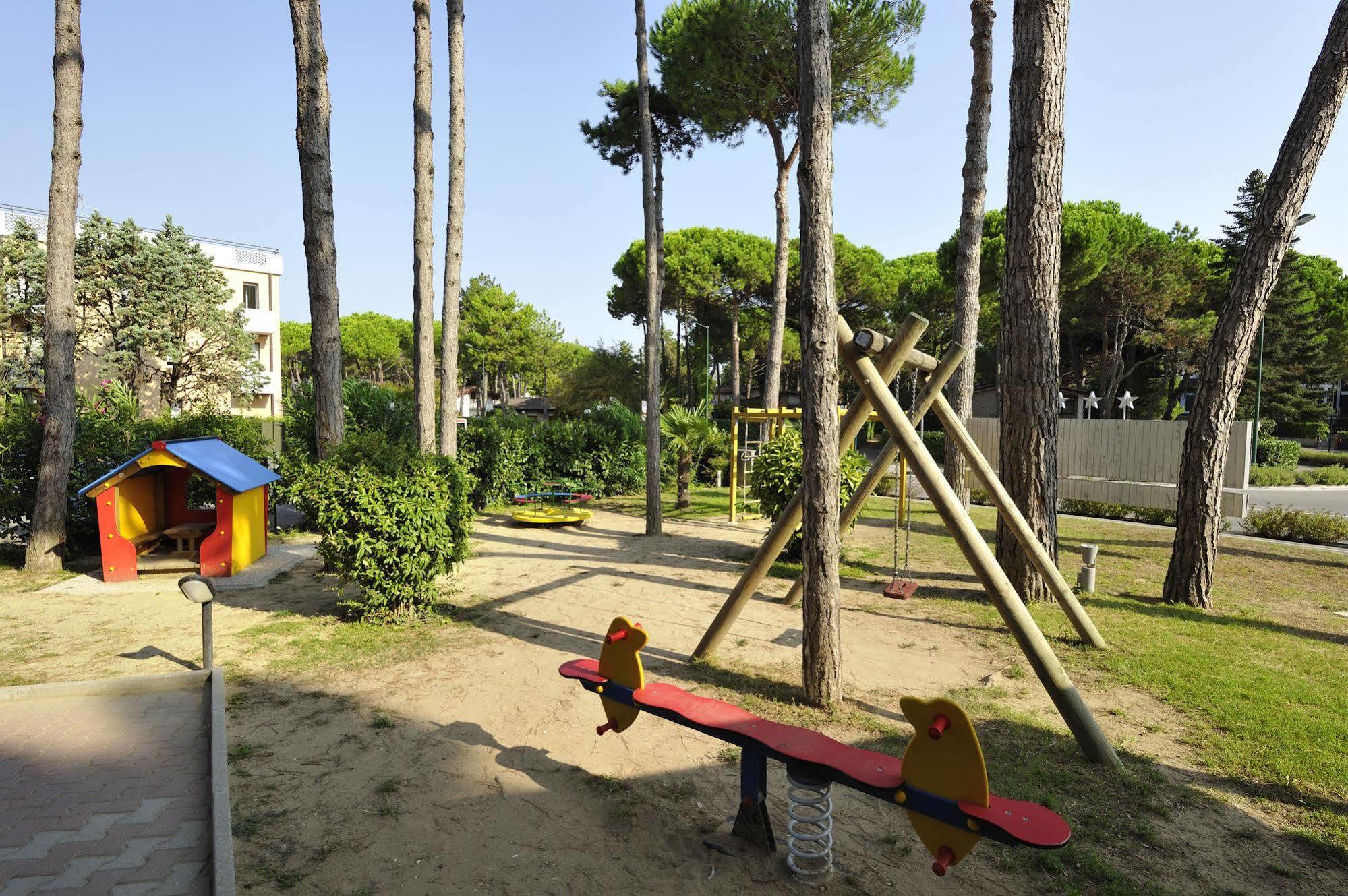 Hotel Vina De Mar Lignano Sabbiadoro Bagian luar foto
