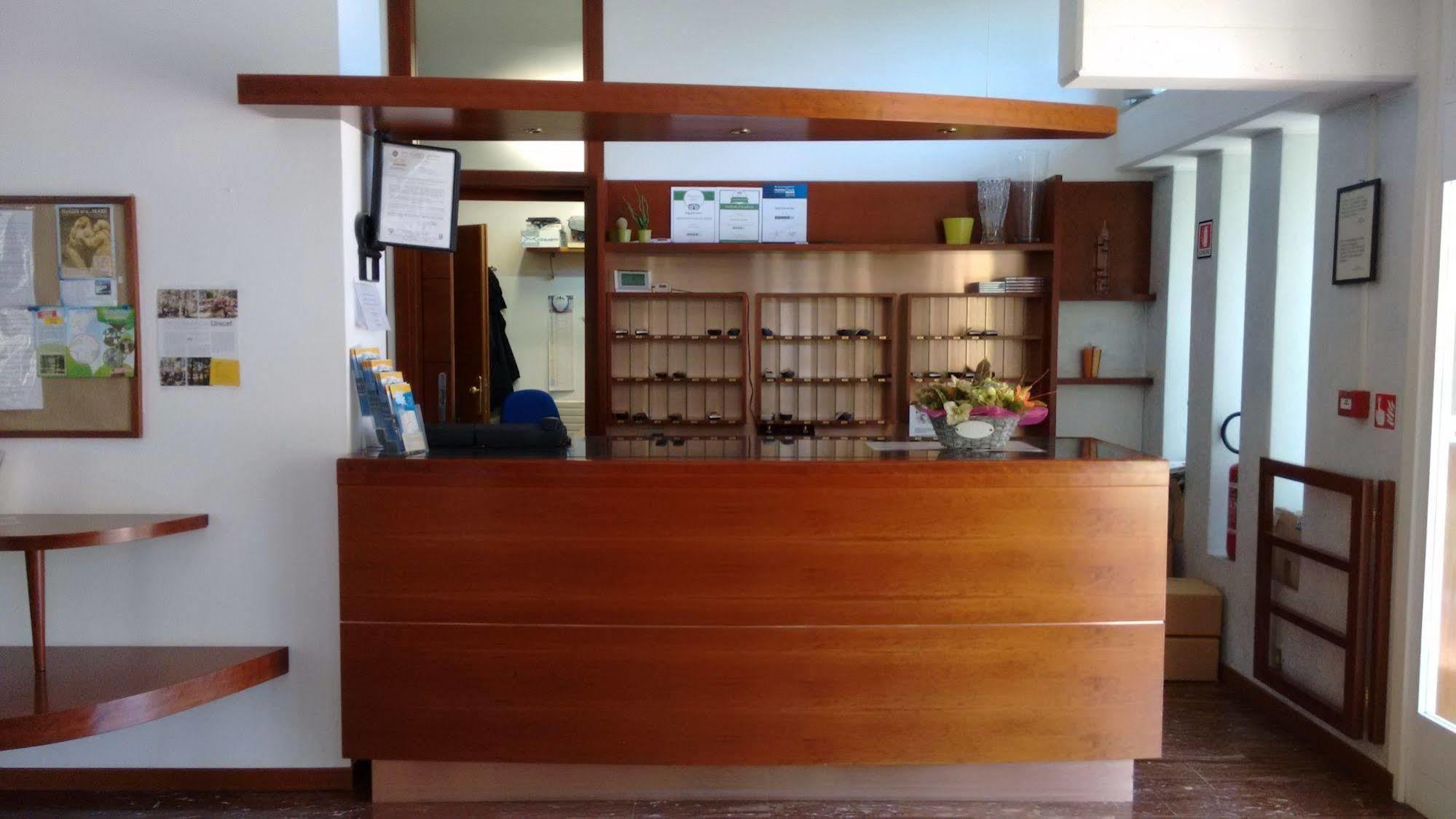 Hotel Vina De Mar Lignano Sabbiadoro Bagian luar foto