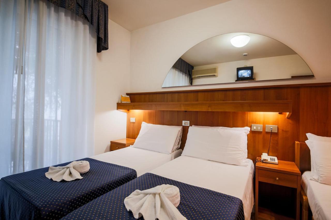 Hotel Vina De Mar Lignano Sabbiadoro Bagian luar foto