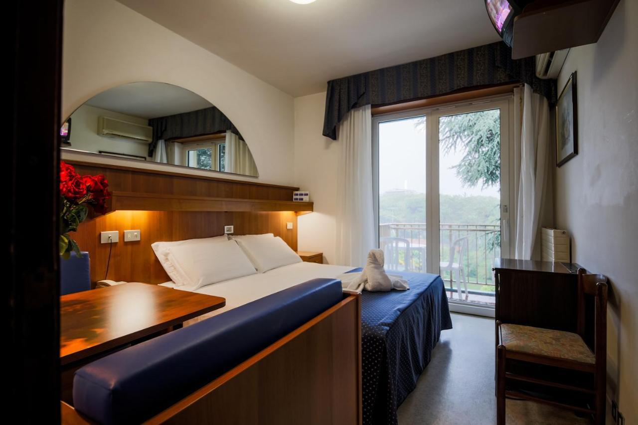 Hotel Vina De Mar Lignano Sabbiadoro Bagian luar foto