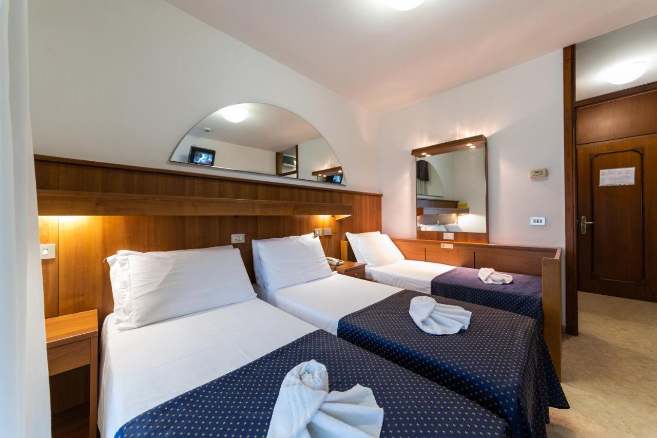 Hotel Vina De Mar Lignano Sabbiadoro Bagian luar foto
