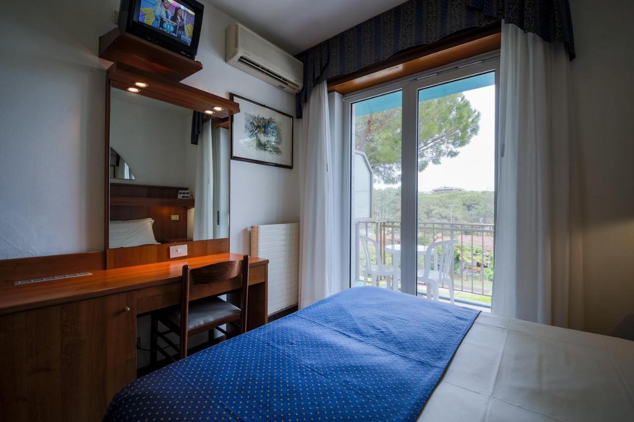 Hotel Vina De Mar Lignano Sabbiadoro Bagian luar foto