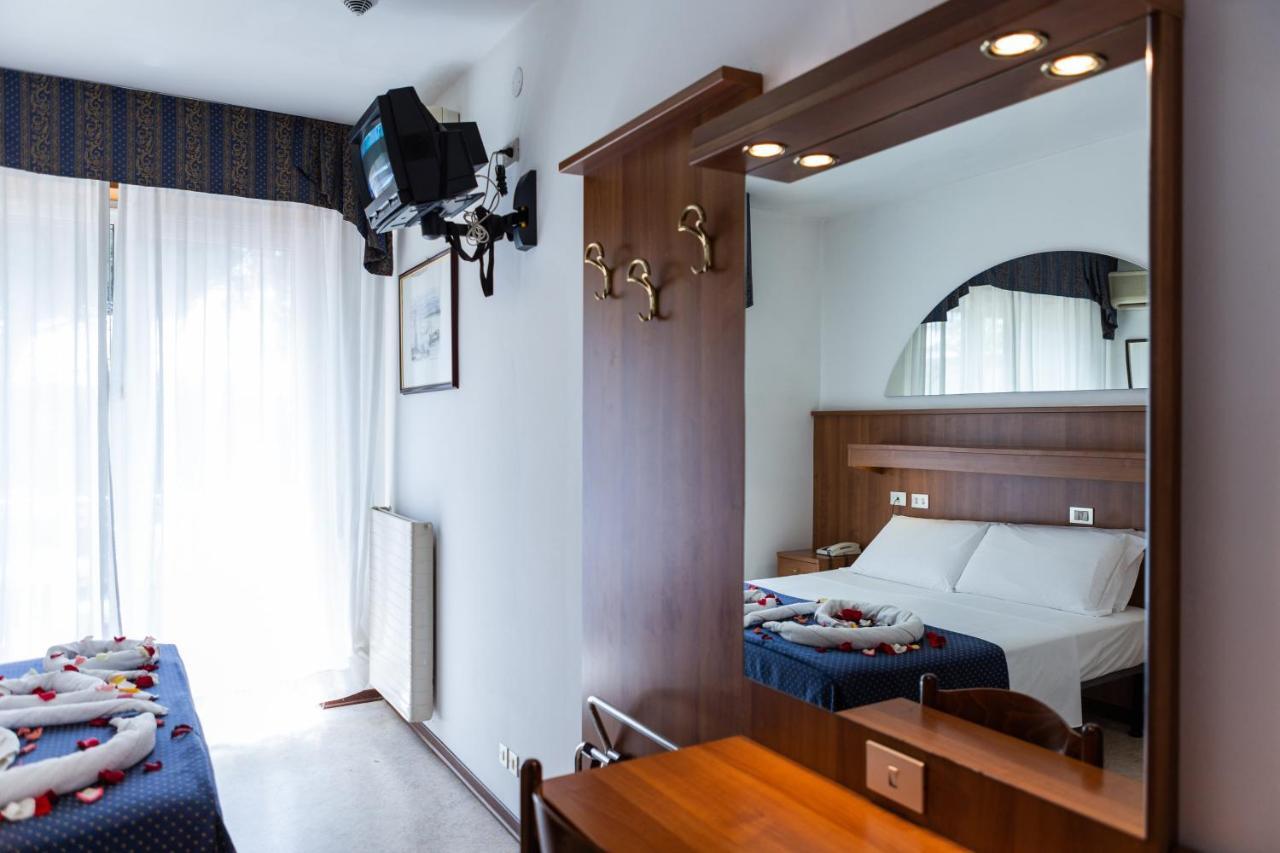Hotel Vina De Mar Lignano Sabbiadoro Bagian luar foto