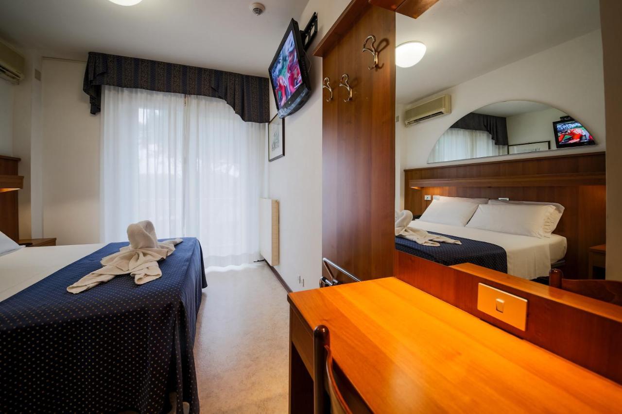 Hotel Vina De Mar Lignano Sabbiadoro Bagian luar foto