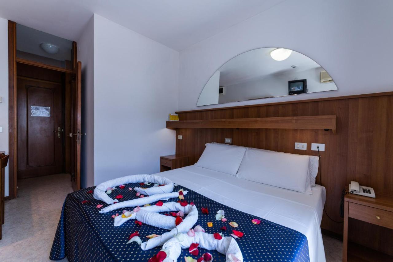 Hotel Vina De Mar Lignano Sabbiadoro Bagian luar foto