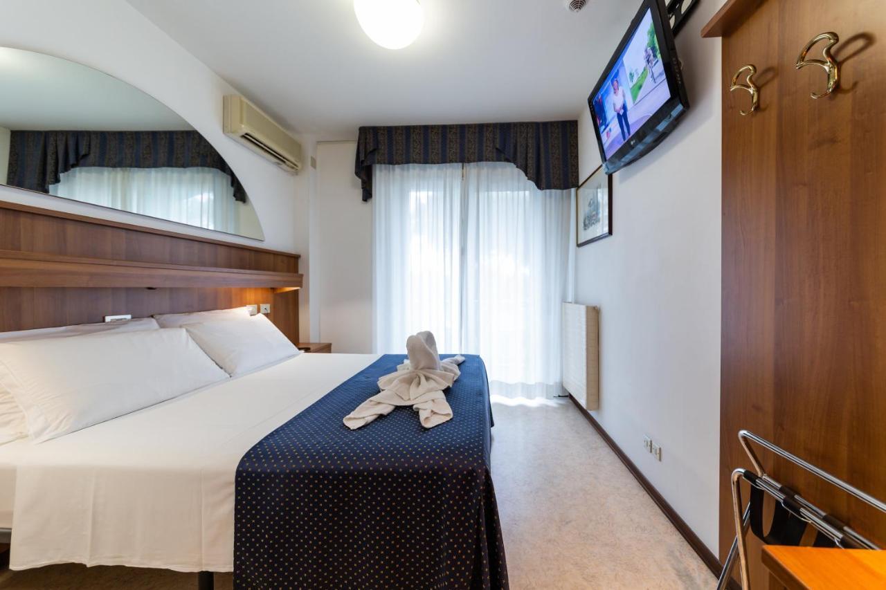Hotel Vina De Mar Lignano Sabbiadoro Bagian luar foto